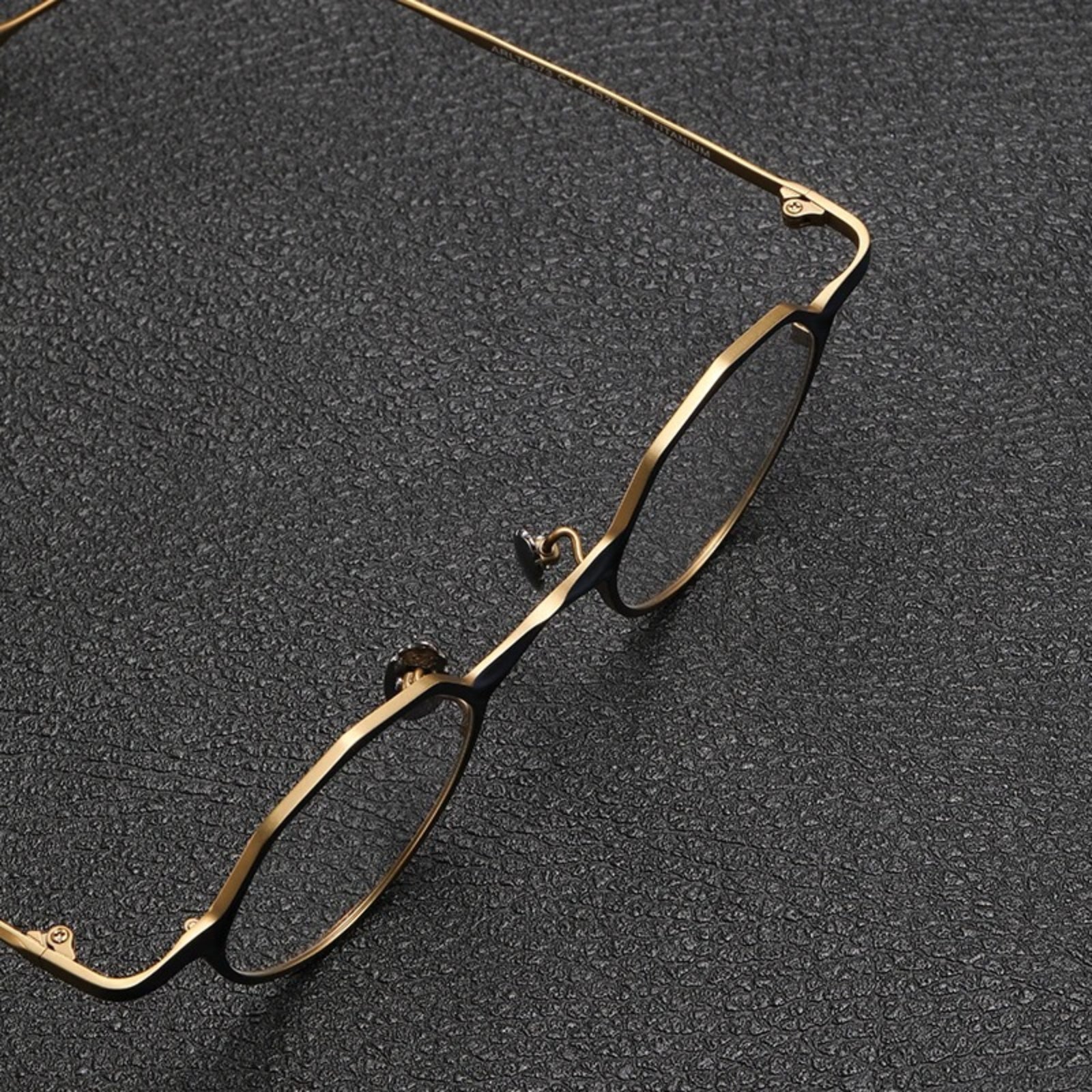 Titanium Small-Fit Round Prescription Eyeglasses | Ultra-Light Retro Rx Glasses – CINILY UK lens detail