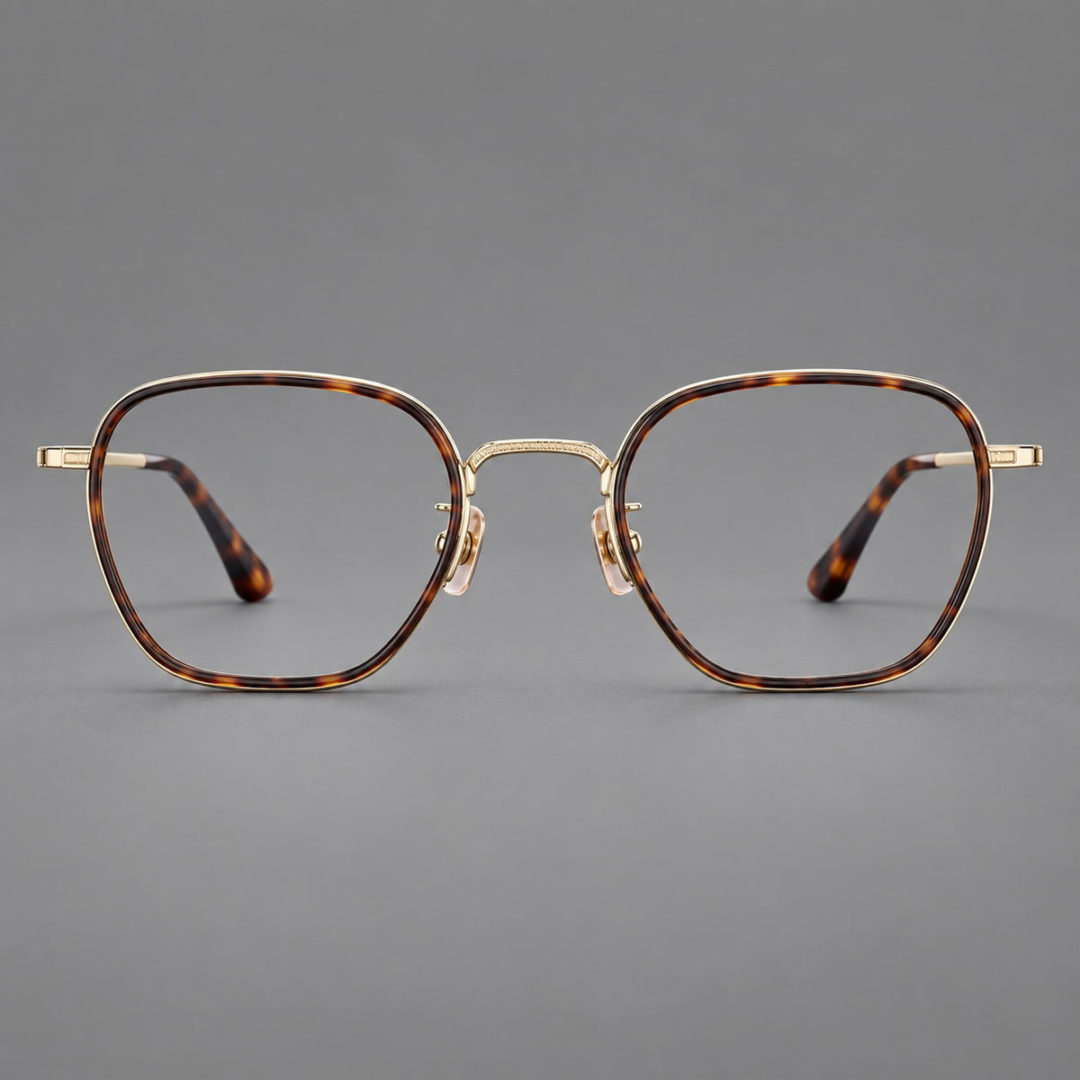 Soft square eyeglasses in acetate and titanium with slim rims and a finely engraved metal bridge in Tortoiseshell / Gold, front view