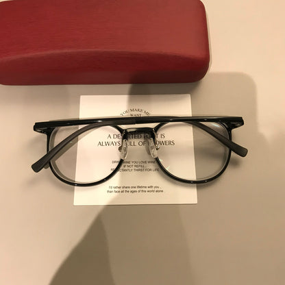 Square Eyeglass Frames with Thin Rims and a Curved Bridge, Black temple detail